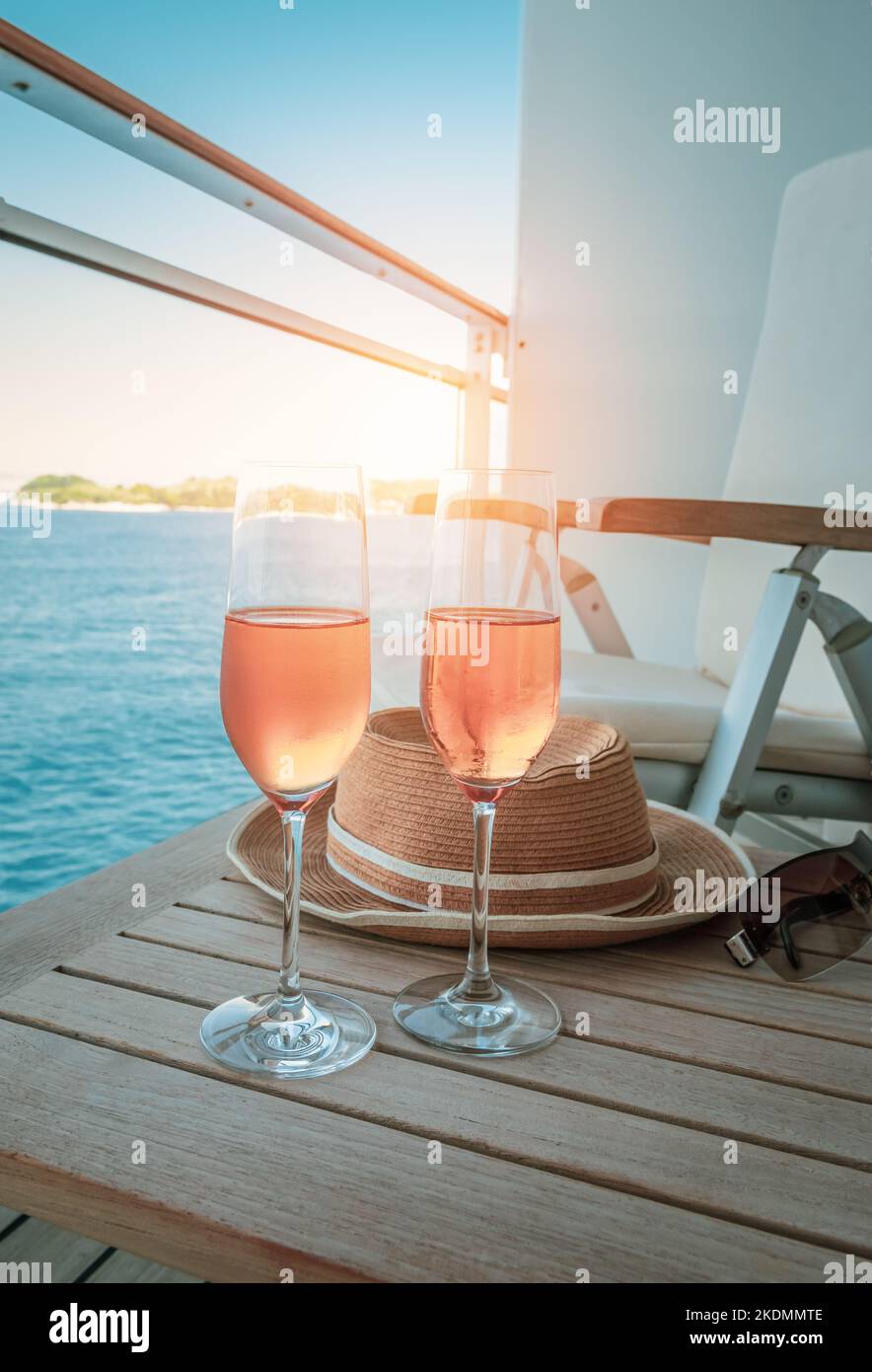 Bebida de lujo en la mesa del balcón del crucero. Foto de stock