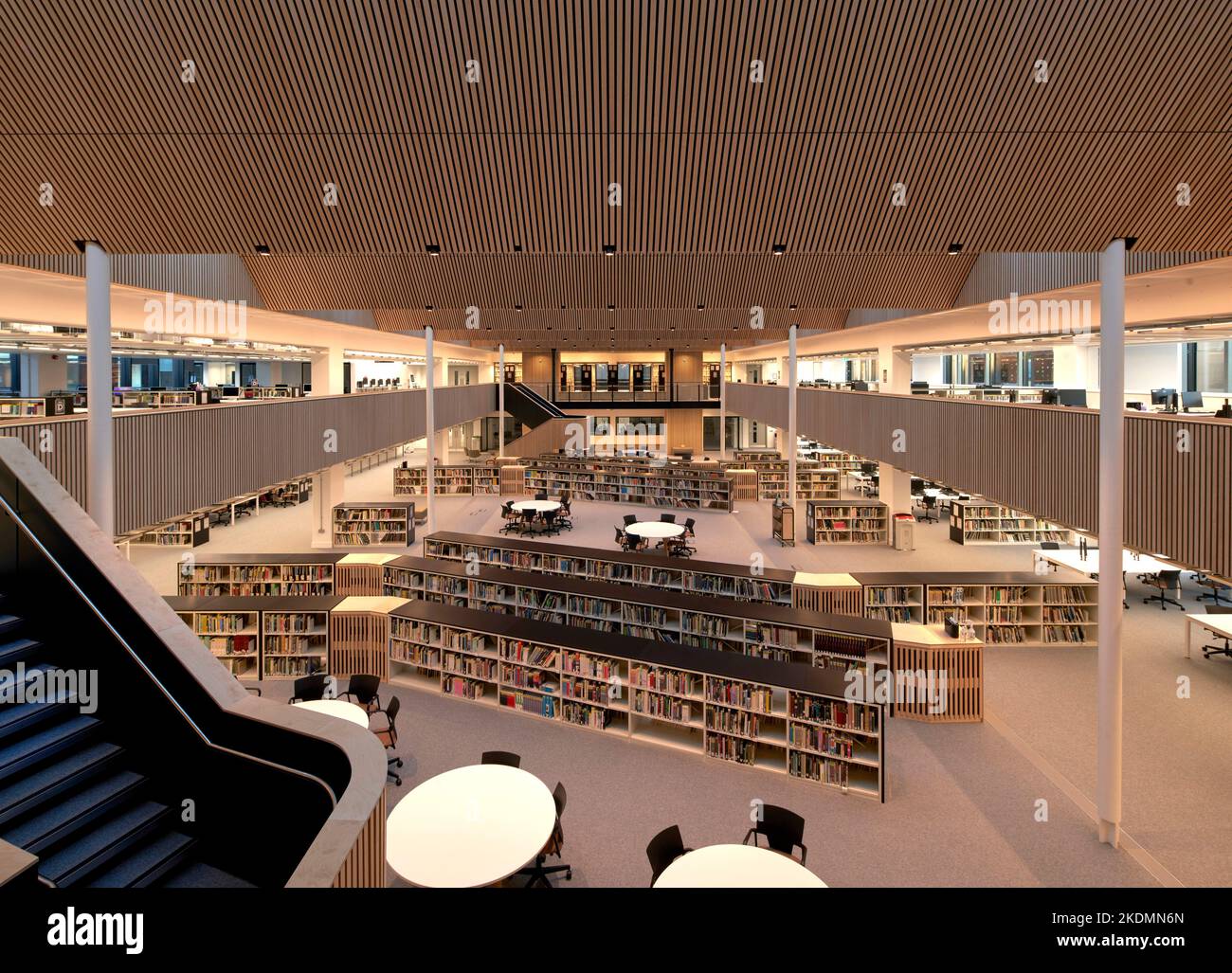 Biblioteca. London South Bank University, LSBU Hub, Londres, Reino Unido. Arquitecto: Wilkinson Eyre Arquitectos, 2022. Foto de stock