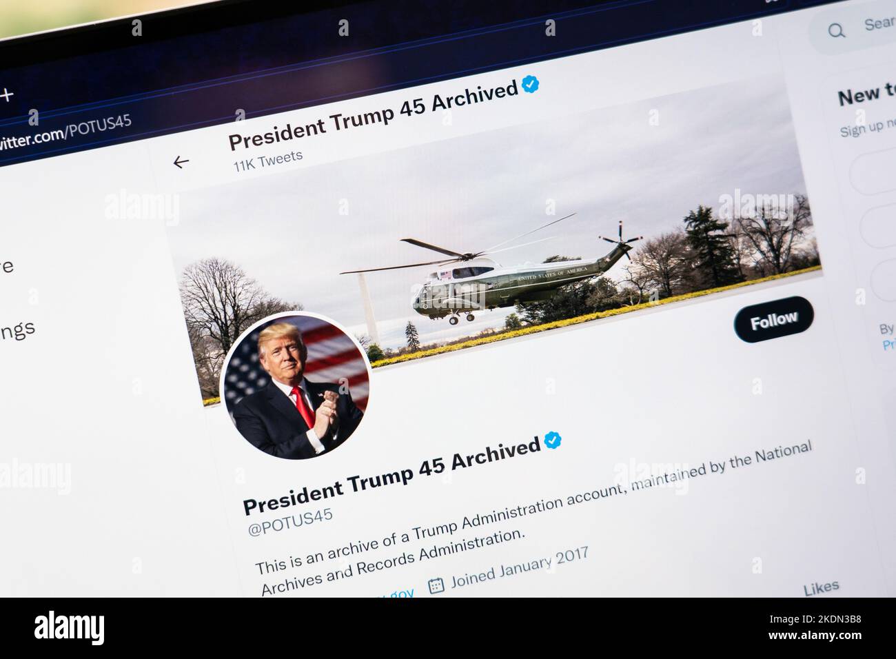 La página archivada del perfil de twitter del 45th presidente de los Estados Unidos de América, Donald Trump. Twitter prohibió a Trump por incitación a la violencia Foto de stock