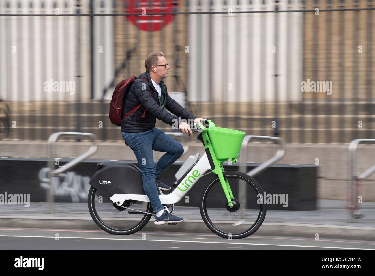 Un hombre montando una bicicleta eléctrica de alquiler Lime por Waterloo Road, Londres, Reino Unido. 16 de octubre de 2022 Foto de stock