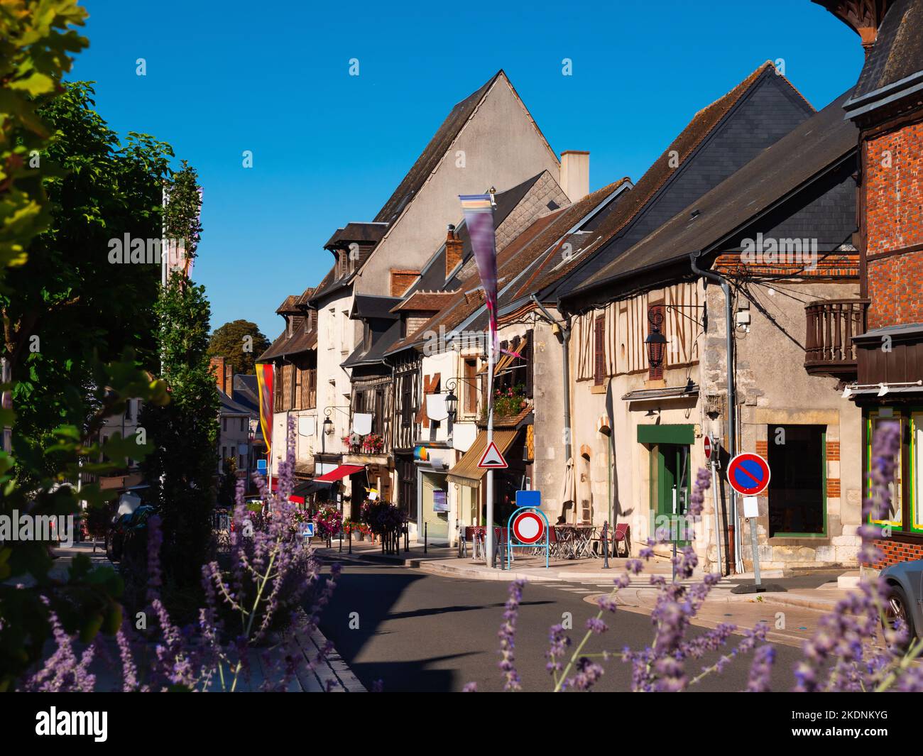 Calles de la ciudad y Aubigny-sur-Nere comuna Foto de stock