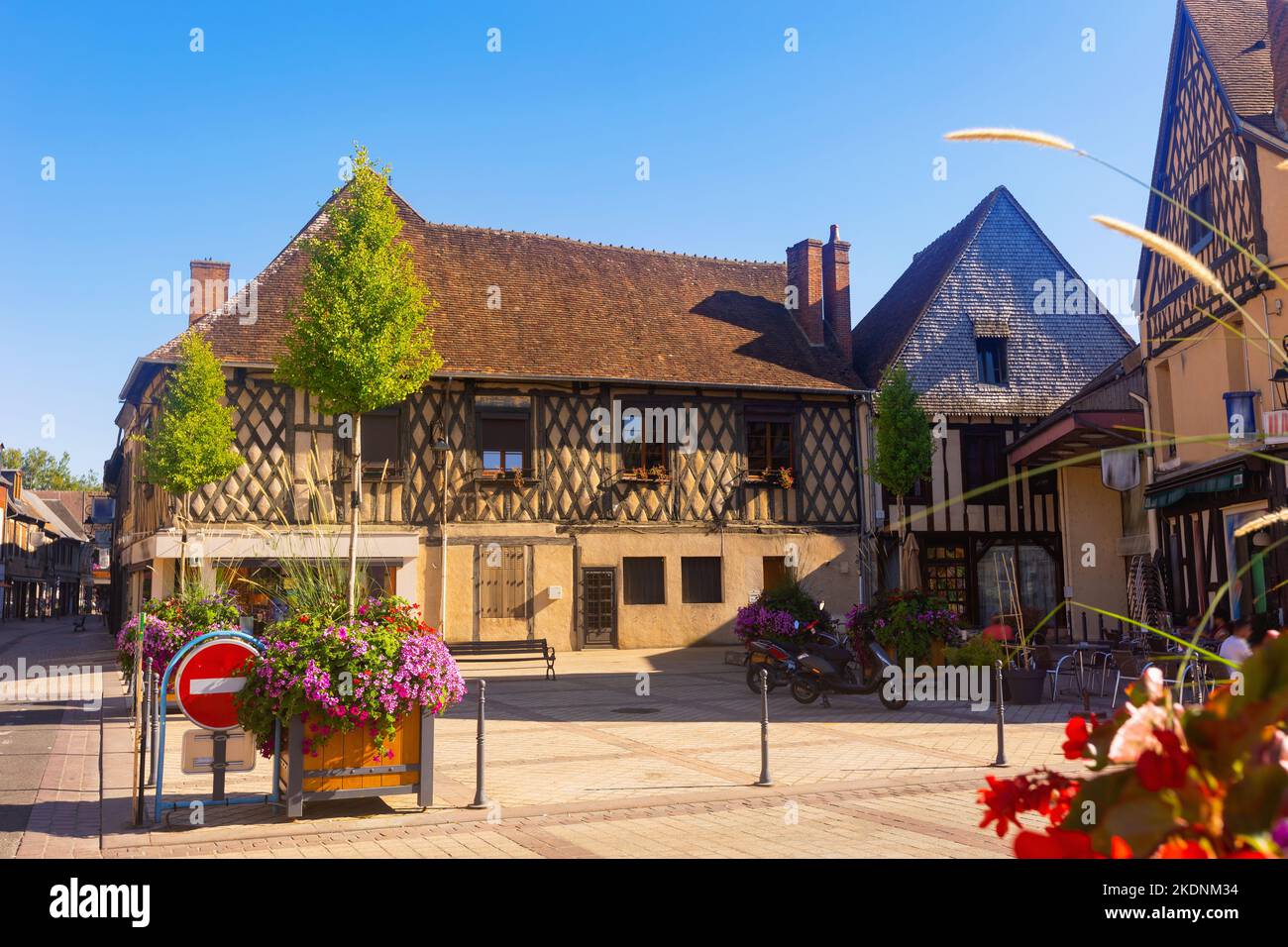 Calle en el casco antiguo de Aubigny-sur-Nere con casas de madera con entramado de madera Foto de stock