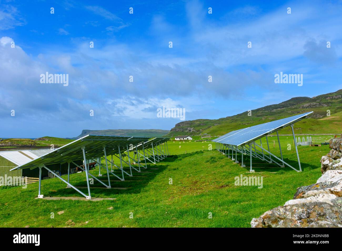 Paneles solares en un campo en El pueblo De A' Chill, Isla de Canna, Escocia, Reino Unido. Foto de stock