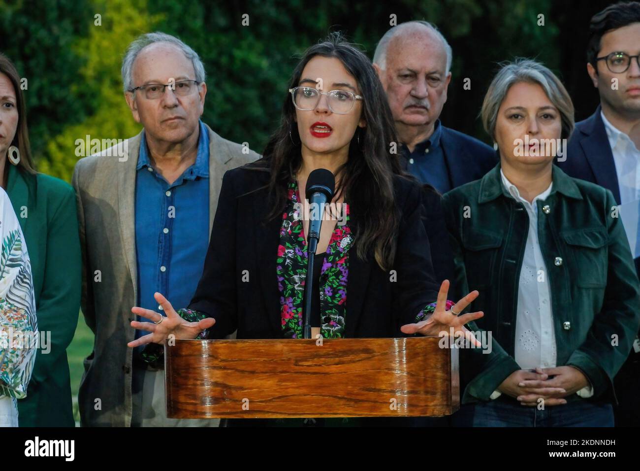 vina-del-mar-chile-06-11-2022-camila-vallejo-ministra-secretaria-general-del-gobierno-de-chile-se-dirige-a-la-prensa-conclave-oficial-instancia-en-la-que-el-presidente-gabriel-boric-reunio-a-todos-los-partidos-que-conforman-el-bloque-gubernamental-con-un-enfoque-claro-en-proporcionar-soluciones-rapidas-a-las-emergencias-ciudadanas-la-actividad-se-realizo-en-el-cerro-castillo-palace-en-vina-del-mar-credito-sopa-images-limited-alamy-live-news-2kdnndh.jpg
