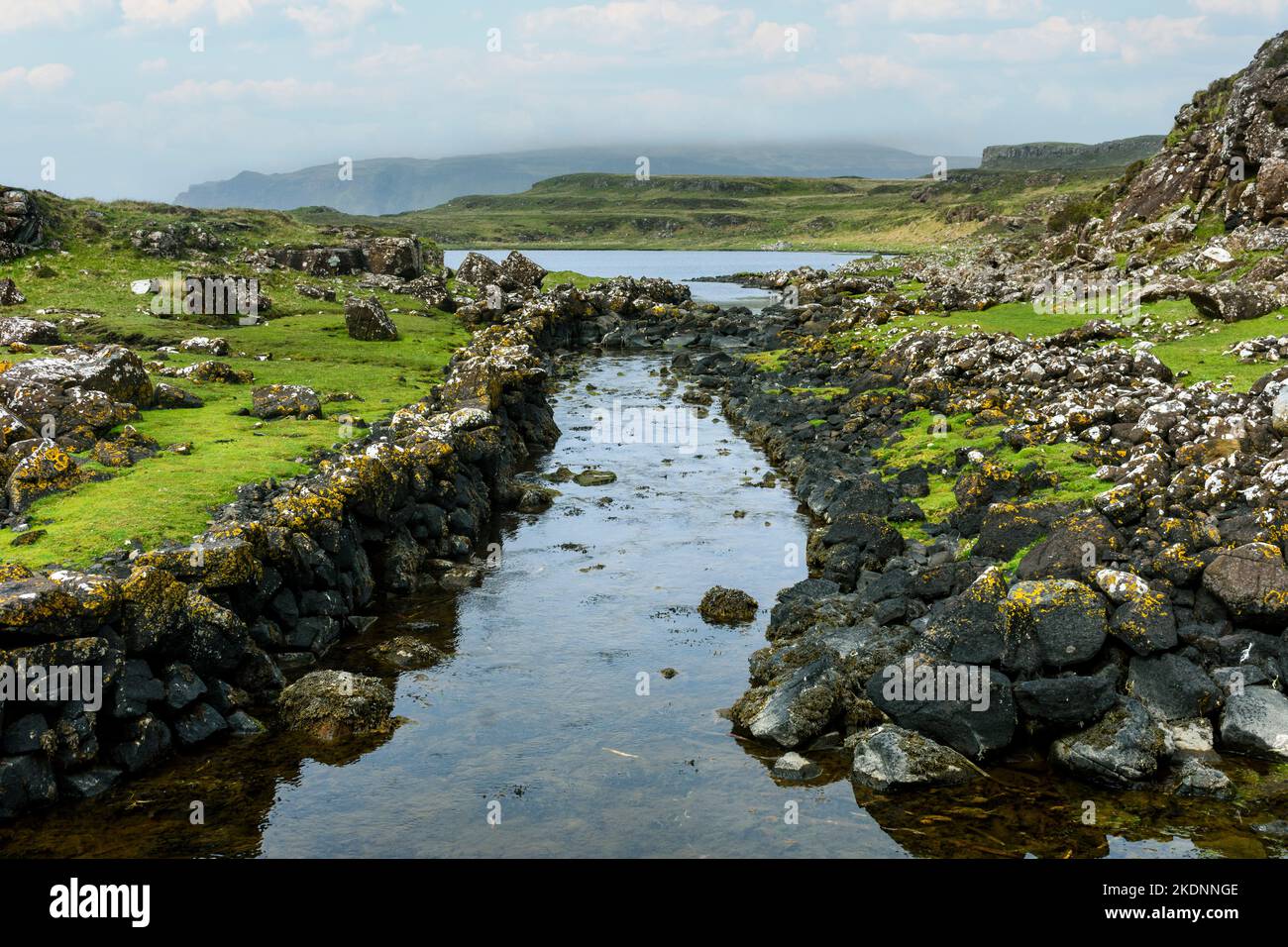 El canal artificial, ahora se cree que es de origen vikingo, uniendo el mar con Loch na h-Àirde, cerca de Glen Fragile, Isla de Skye, Escocia, Reino Unido Foto de stock