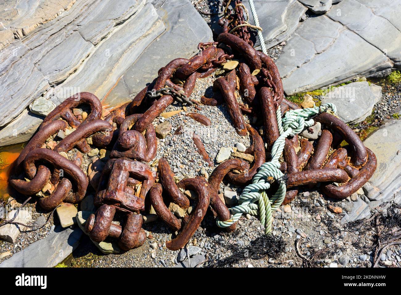 Antigua cadena oxidada en el puerto de Harrow, cerca del pueblo de Scarfskerry, cerca de Thurso, Caithness, Escocia, Reino Unido Foto de stock