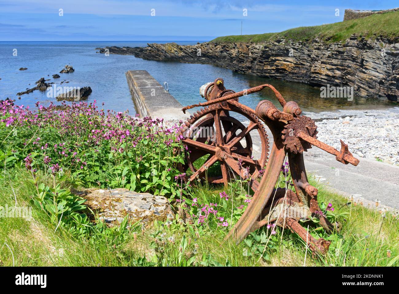 Viejo malacate oxidado en el puerto Haven cerca de Scarfskerry Point, cerca de Thurso, Caithness, Escocia, Reino Unido. Foto de stock