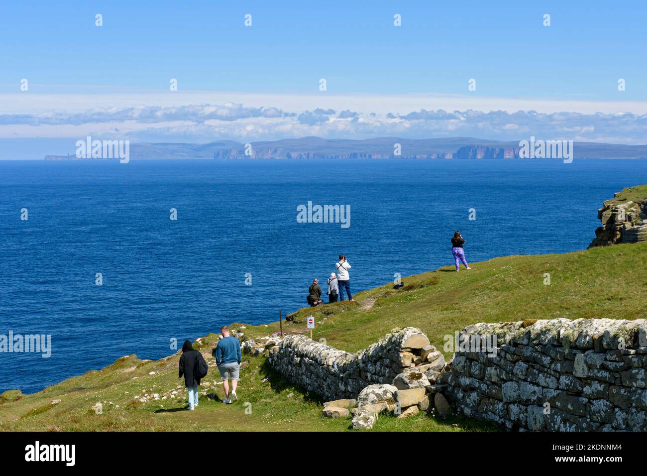 Observadores de aves cerca de la cumbre de Dunnet Head, Caithness, Escocia, Reino Unido. En la distancia están las colinas de Hoy, Orkney, sobre el Firth Pentland. Foto de stock