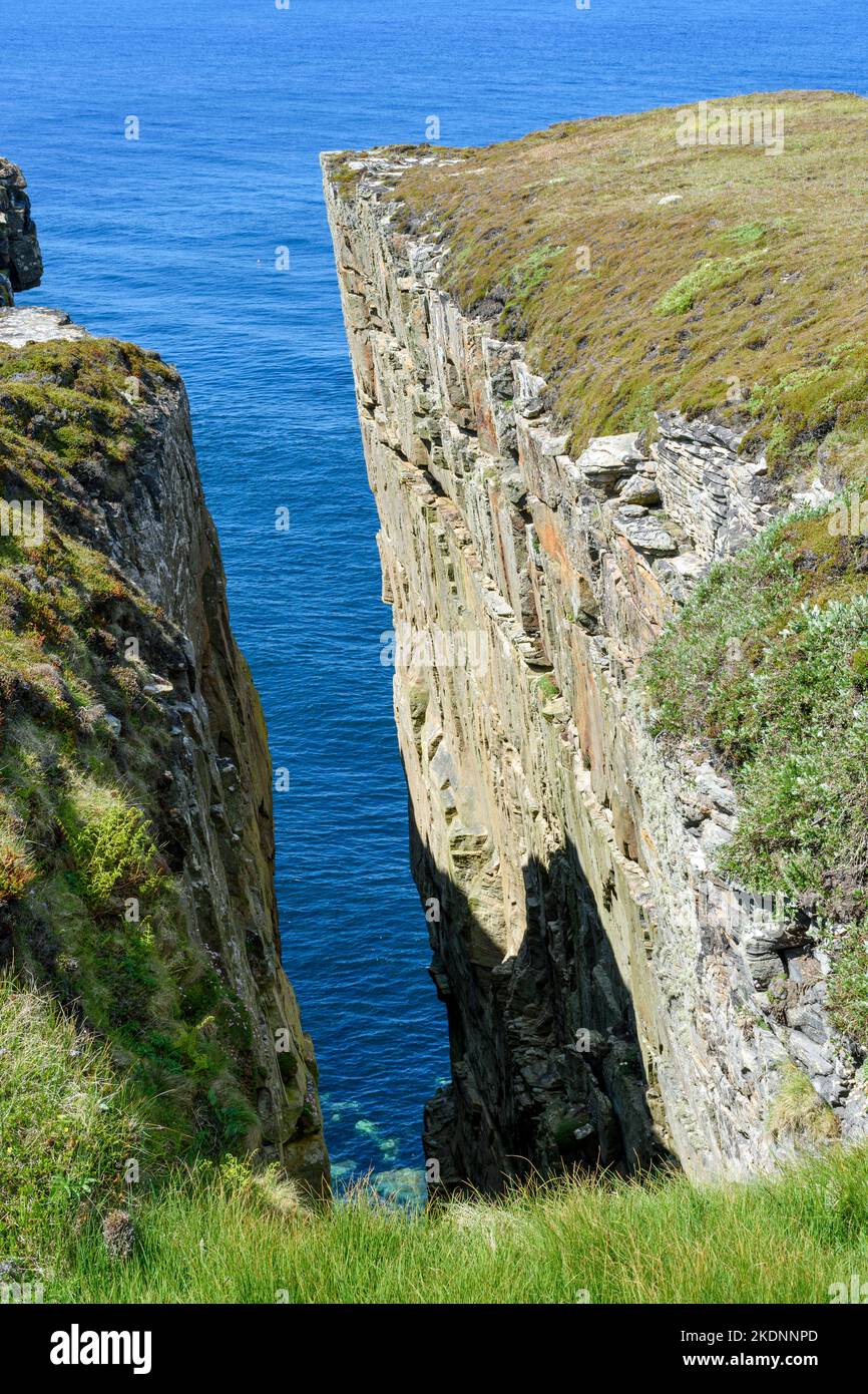 Un geo en el lado oeste de Dunnet Head, Caithness, Escocia, Reino Unido Foto de stock