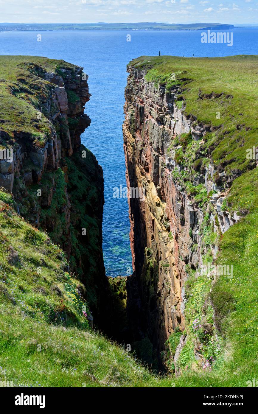 Un geo en el lado oeste de Dunnet Head, Caithness, Escocia, Reino Unido Thurso Bay y Holborn Head en la distancia. Foto de stock