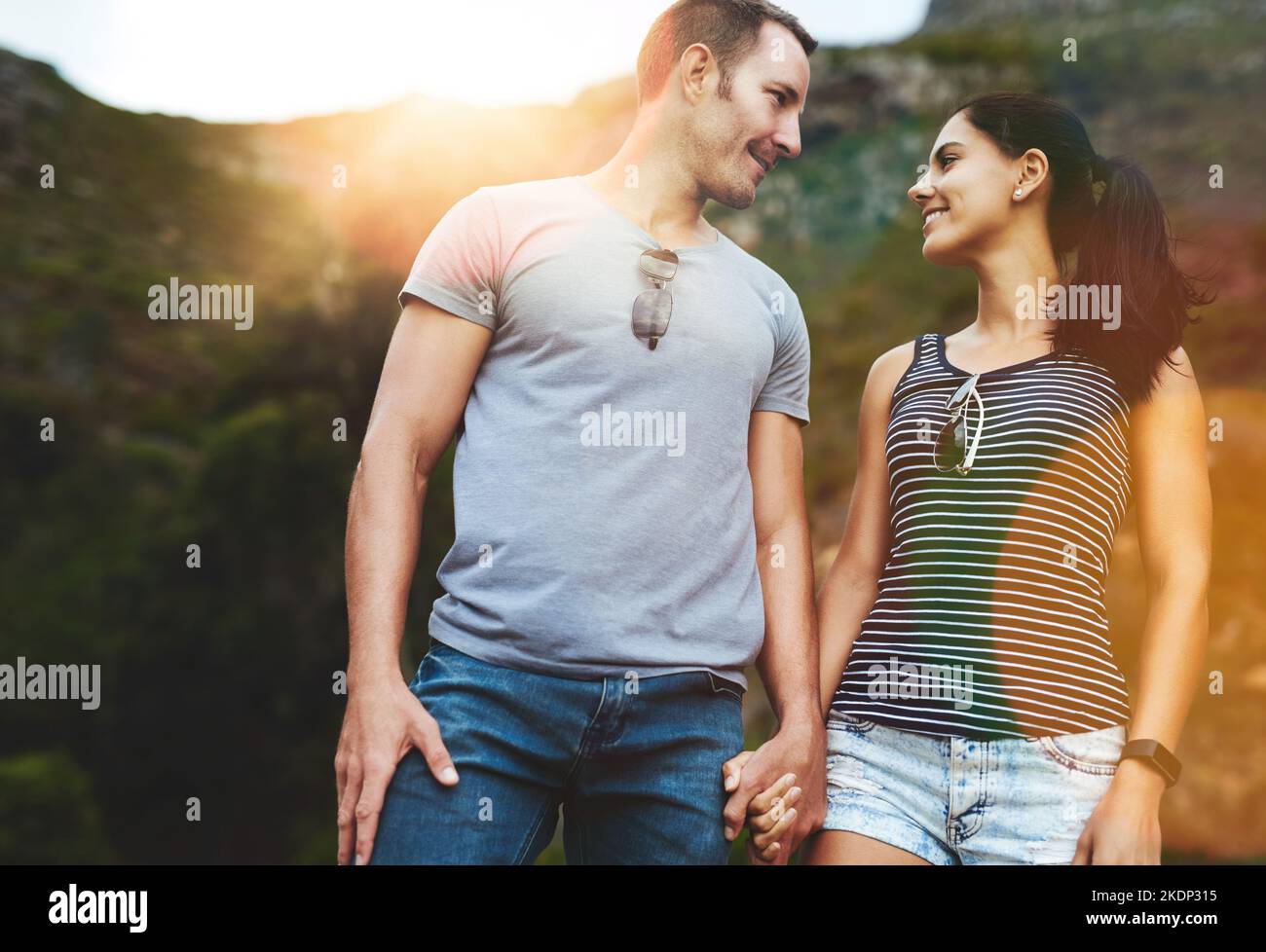 Haces que cada día sea tan especial. Una pareja joven y cariñosa disfrutando el día al aire libre. Foto de stock