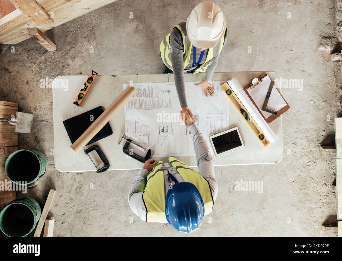 Arquitecto, apretón de manos y gracias por la construcción, el plano y la colaboración en el diseño de edificios. Arquitectura, ingeniería y trabajadores se dan la mano Foto de stock