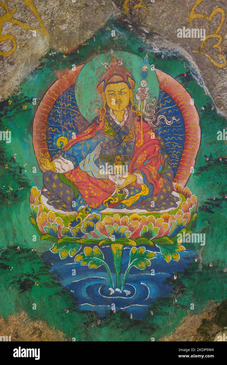 Colorida pintura rupestre de Padmasambhava o Guru Rinpoche en una roca en el camino a Paro Taktsang, también conocido como el monasterio Nido del Tigre en Bután Foto de stock