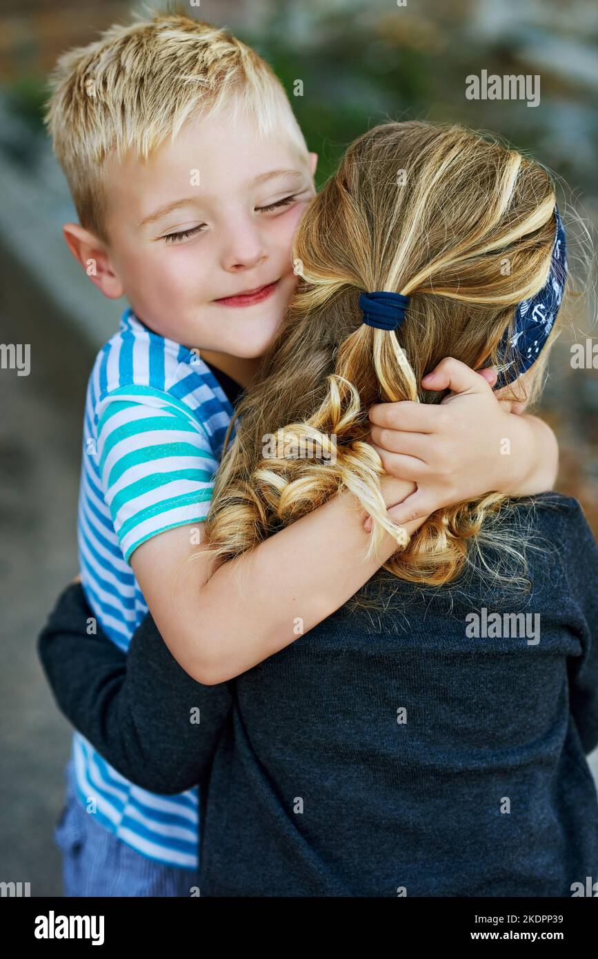 Ilustración de la hermana mayor de abrazos Hermano Menor Fotografía de  stock - Alamy