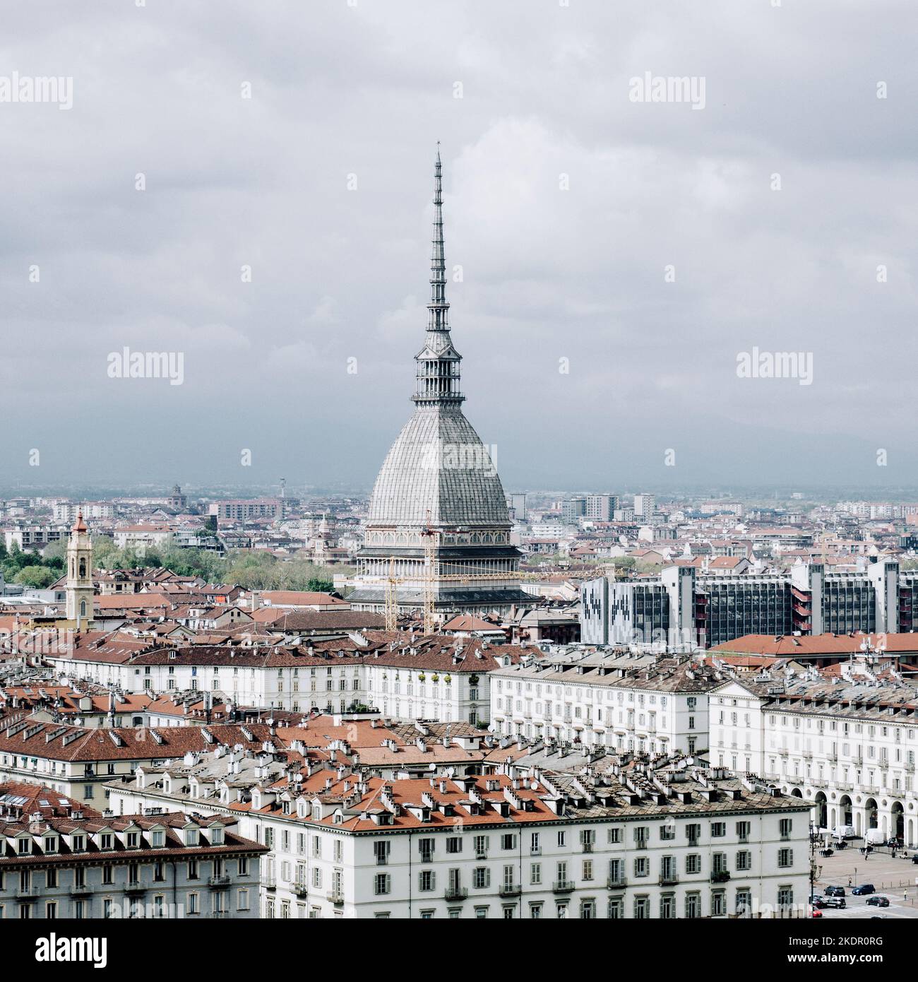 Turín, Italia. 12 de abril de 2019. La ciudad de Turín y el Mole Antonelliana visto desde la colina de Monte dei Cappuccini Foto de stock