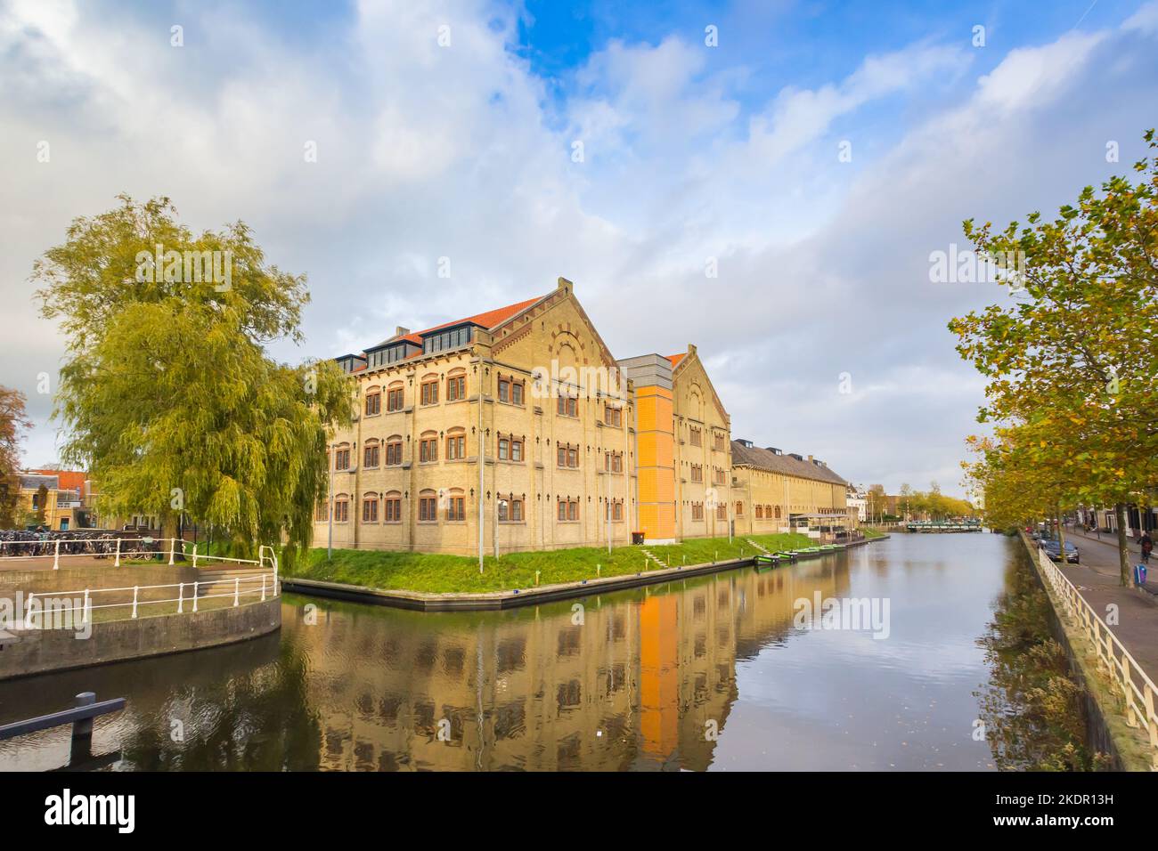 Edificio histórico de Blokhuispoort en el canal en Leeuwarden, Países Bajos Foto de stock
