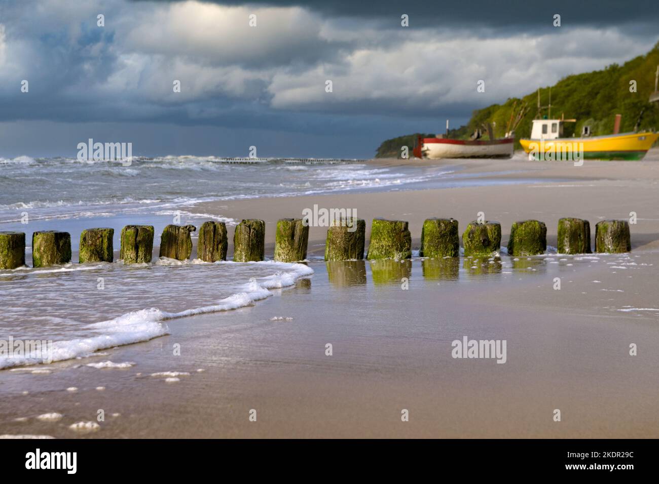 Rompeolas en la playa del Mar Báltico cerca de Rewal. Foto de stock