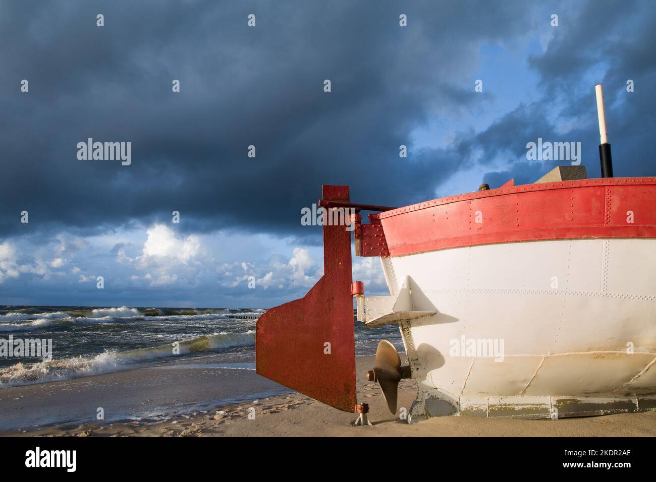 Barco de pesca en la playa de la costa báltica polaca cerca Rewal Foto de stock