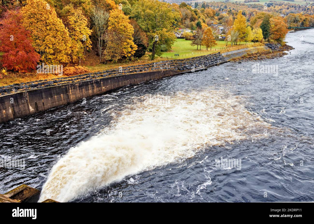 Pitlochry Perthshire Scotland Loch Faskally Un chorro de agua de la presa en el río Tummel colores otoñales en los árboles Foto de stock