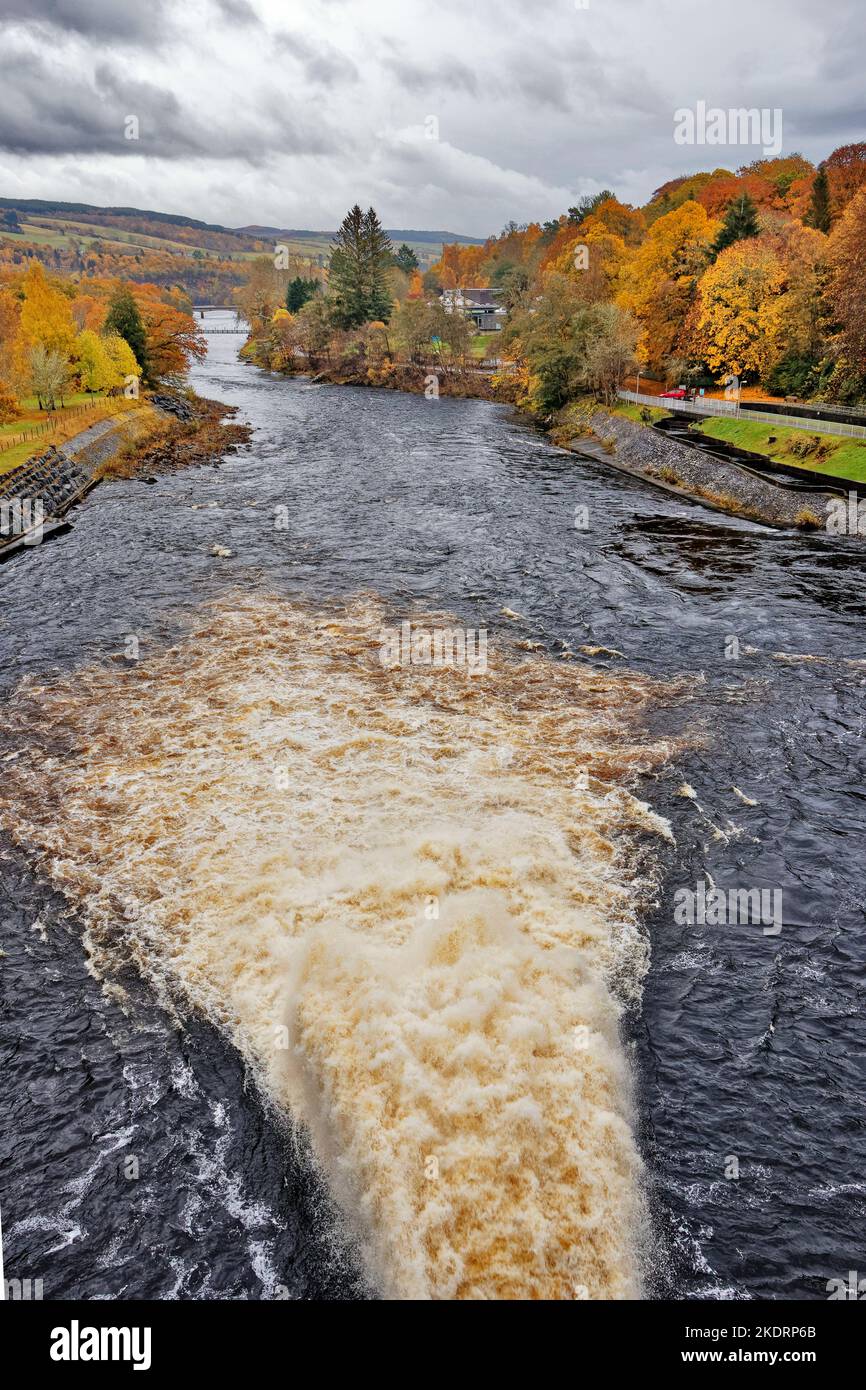Pitlochry Perthshire Escocia Loch Faskally chorro de agua de la presa en el río Tummel colores de otoño en los árboles Foto de stock