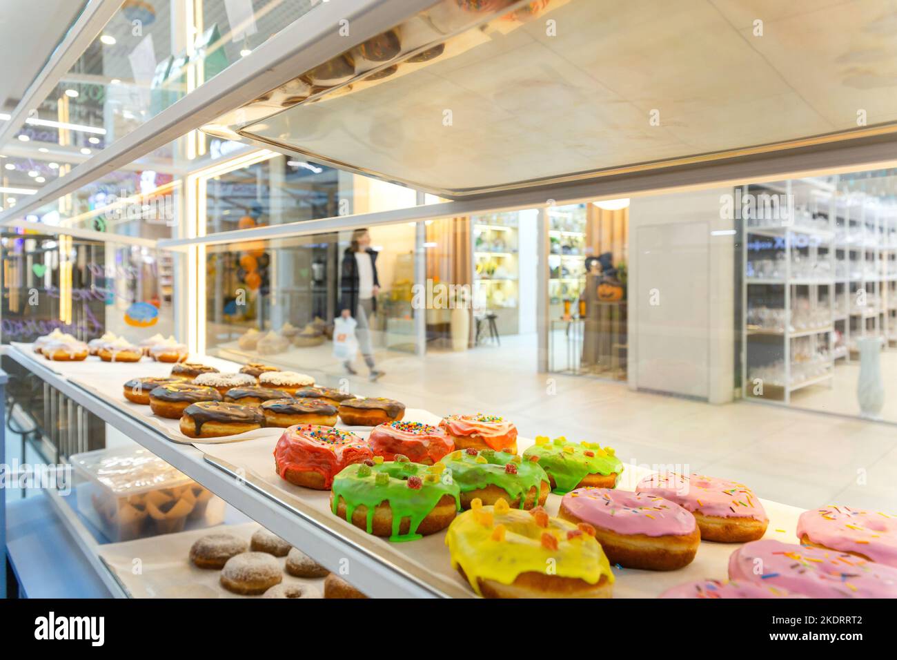 Visualización De Deliciosos Pasteles En Una Panadería Con Donuts Azucarados  , Galletas Y Galletas En Bandejas En Un Mostrador De Tienda Fotos,  retratos, imágenes y fotografía de archivo libres de derecho. Image