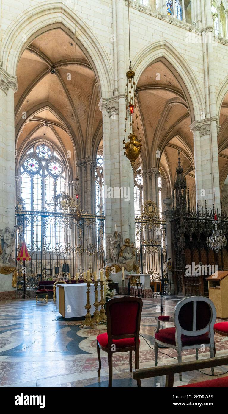 Amiens, Francia - 12 de septiembre de 2022: Capillas laterales en la nave central de la histórica catedral de Amiens Foto de stock
