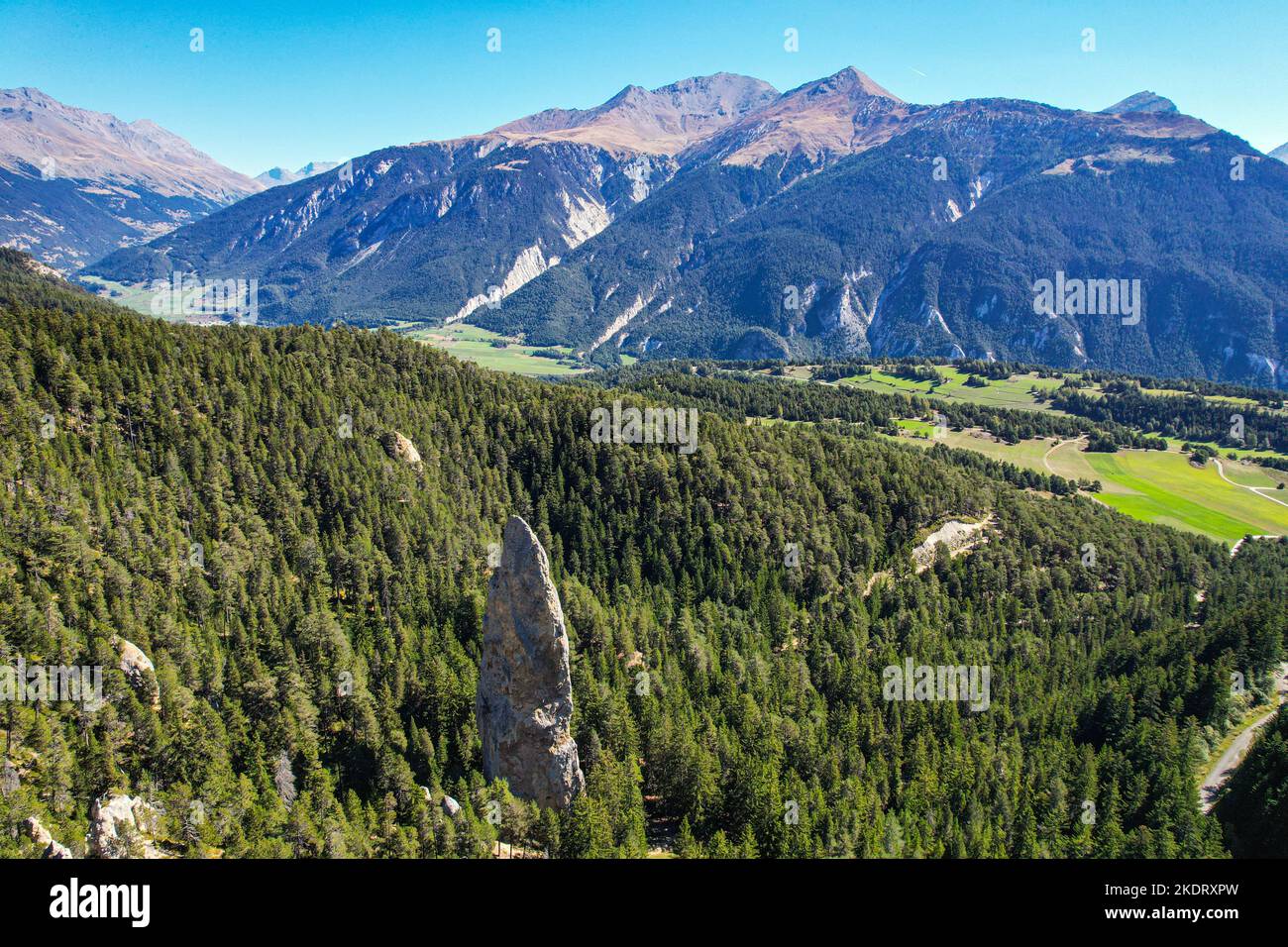 La aguja de roca Monolith en el valle de Maurienne, Vanoise, los Alpes franceses, Francia, Alpes, Alpino Foto de stock