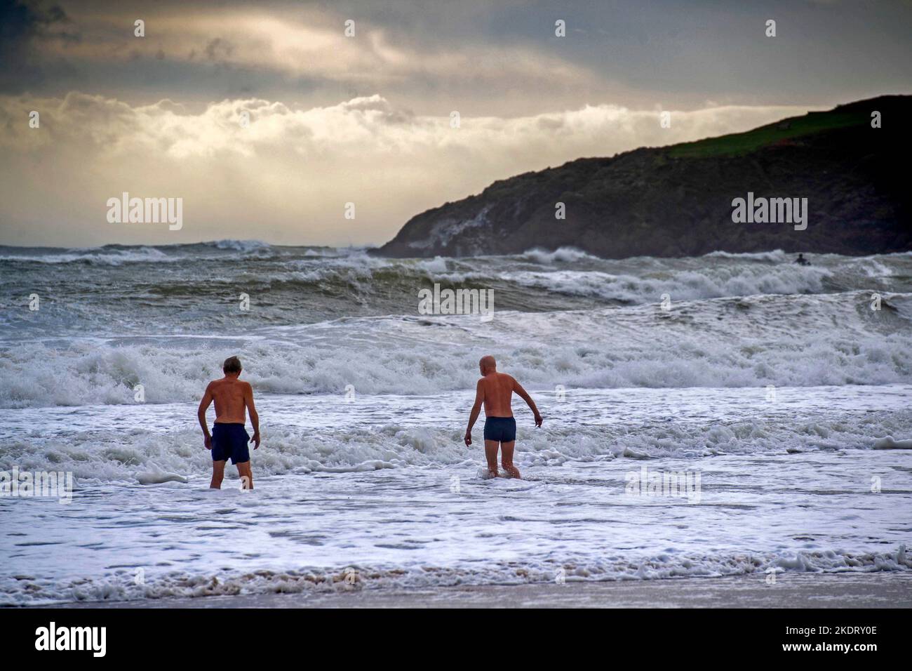Swansea, Reino Unido. 08th de Nov de 2022. Los nadadores se enfrentan a las tormentosas condiciones de la bahía de Langland, cerca de Swansea, esta tarde durante un descanso en la fuerte lluvia que ha estado golpeando la costa de Gales del Sur. Crédito: Phil Rees/Alamy Live News Foto de stock