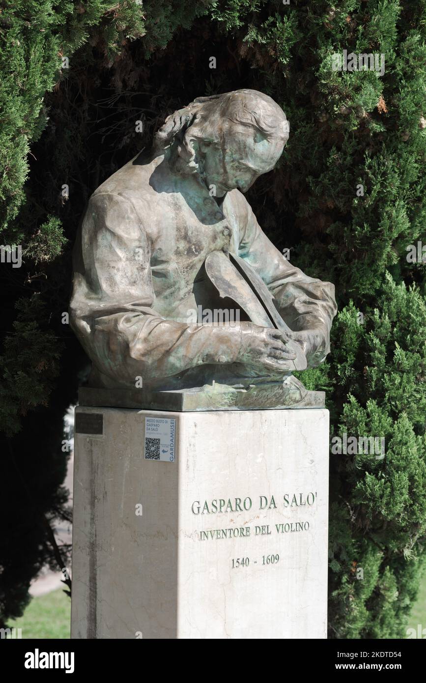 Gasparo da Salo, estatua de Gasparo Bertolotti - uno de los primeros fabricantes de violines - situado junto al lago Garda en la ciudad de Salo, Lombardía, Italia Foto de stock
