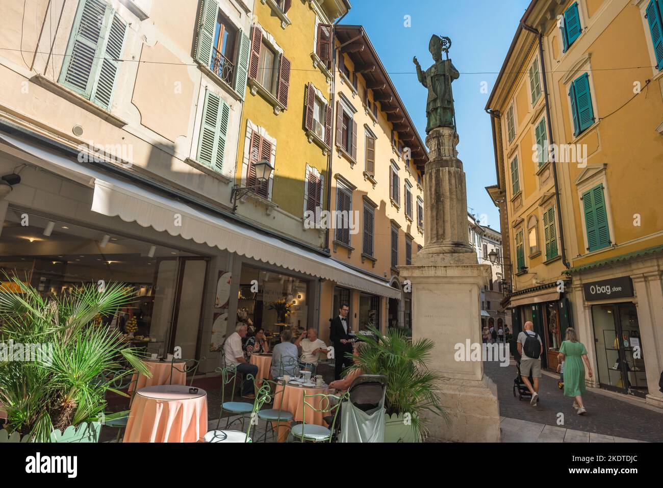 Sala Italia, vista en verano de una cafetería en Via San Carlo en el centro de la pintoresca ciudad de Salo en el Lago Garda, Lombardía, Italia Foto de stock