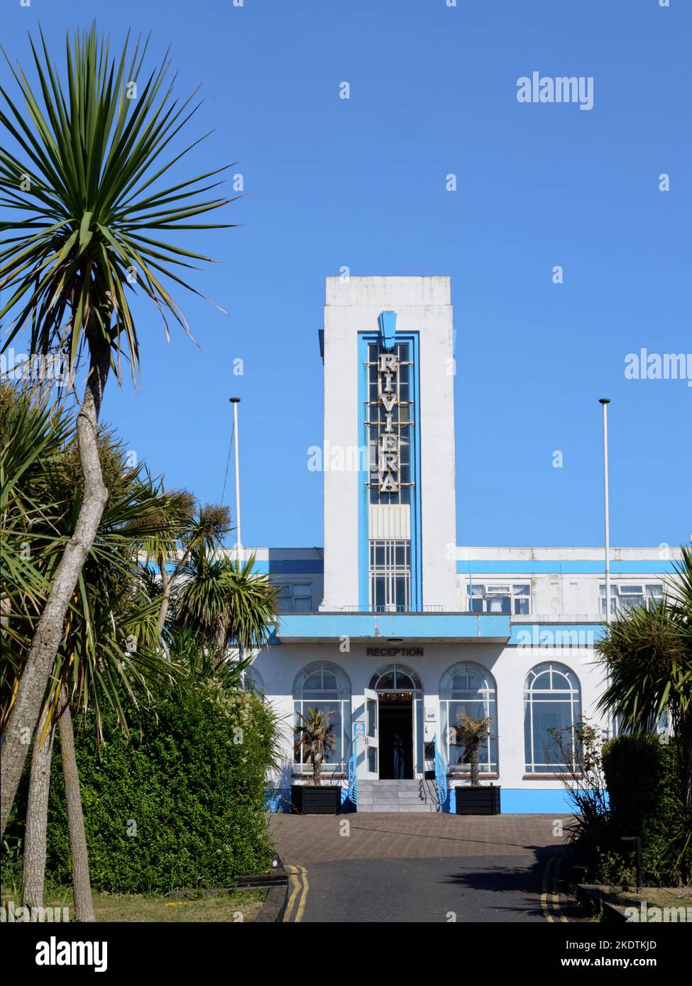 El Riviera Hotel, construido en 1937 en estilo Art Deco, ahora es un edificio catalogado de Grado II, Weymouth, Dorset, Reino Unido, julio de 2022. Foto de stock