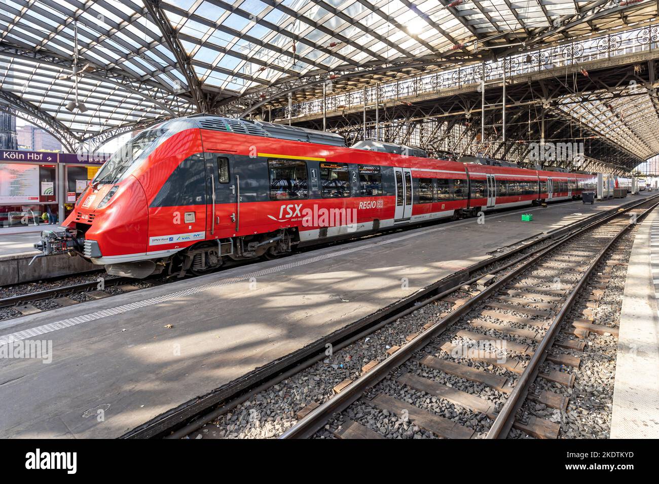 DB Regio Bombardier Talent 2 tren en la estación central de Colonia Foto de stock