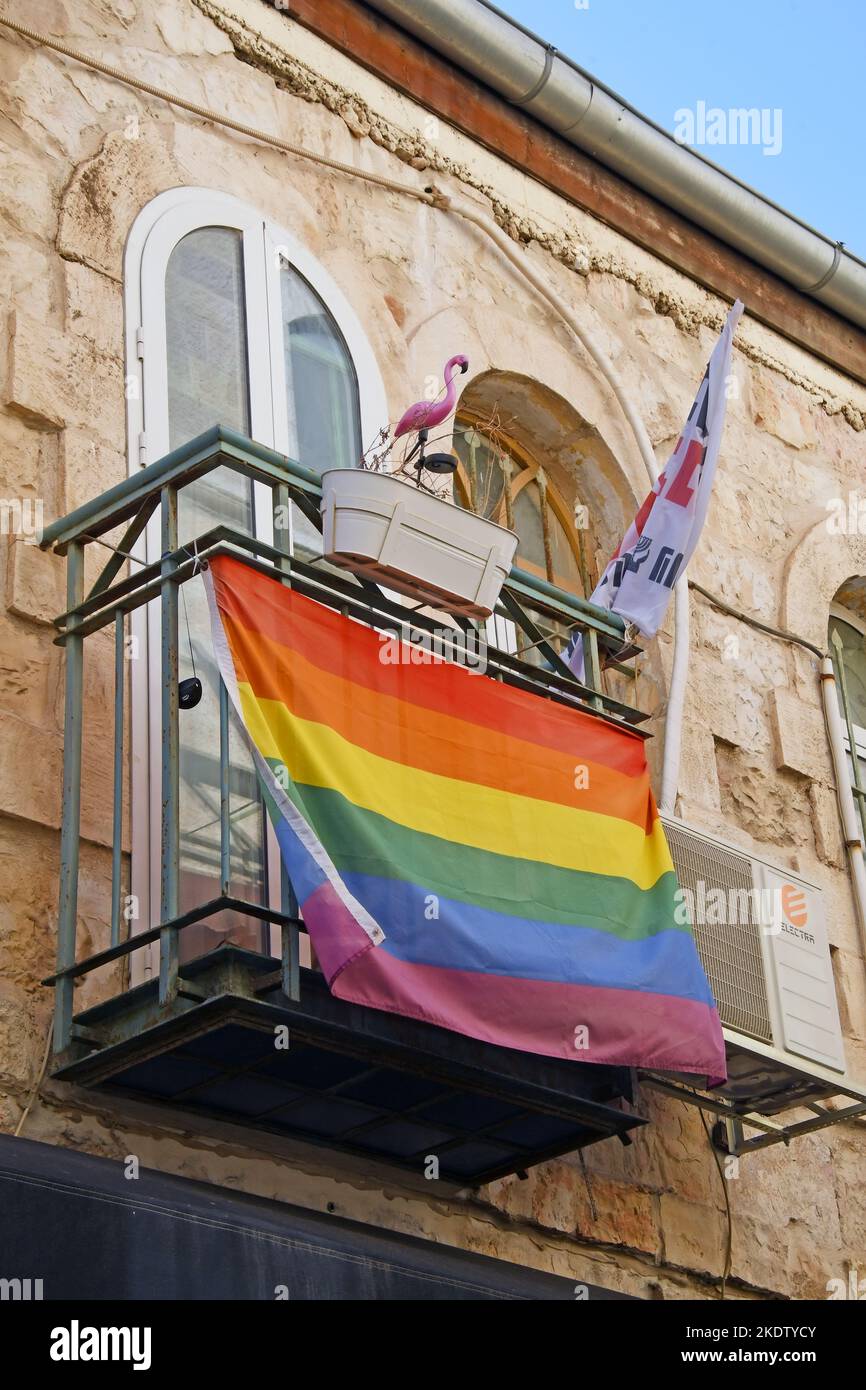 Banderas de gays en un balcón, Jerusalén, Israel Foto de stock