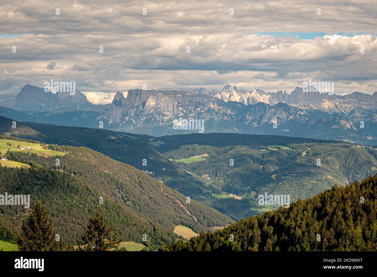 Las vistas del grupo Catinaccio-Rosengarten desde Meltina - Mölten en los alpes en Südtirol - Trentino Alto Adige - Italia Foto de stock