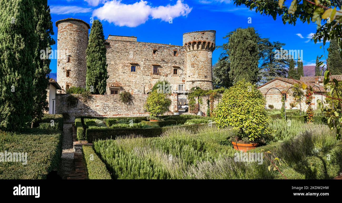 Italia, paisaje toscana. Vista del castillo medieval - Castello di Meleto en la región de Chianti. Italia, Toscana paisaje panor Foto de stock