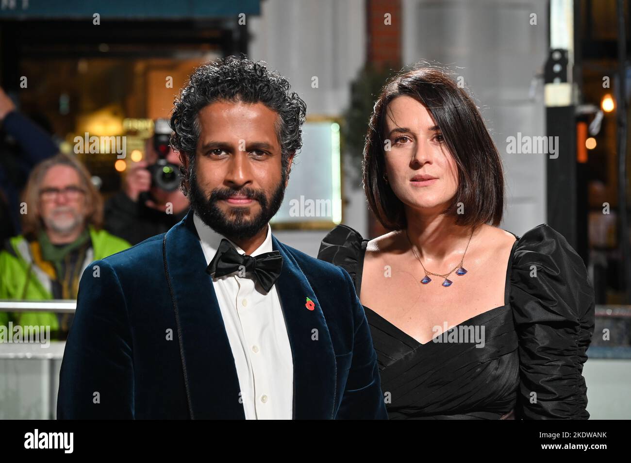 Londres, Reino Unido. 8th de noviembre de 2022. Prasanna Puwanarajah y Lauren Dark asisten a Netflix a presentar el estreno mundial - la quinta temporada de la Corona en el Teatro Real, Drury Lane, el 8 de noviembre en Londres, Reino Unido. Crédito: Ver Li/Picture Capital/Alamy Live News Foto de stock