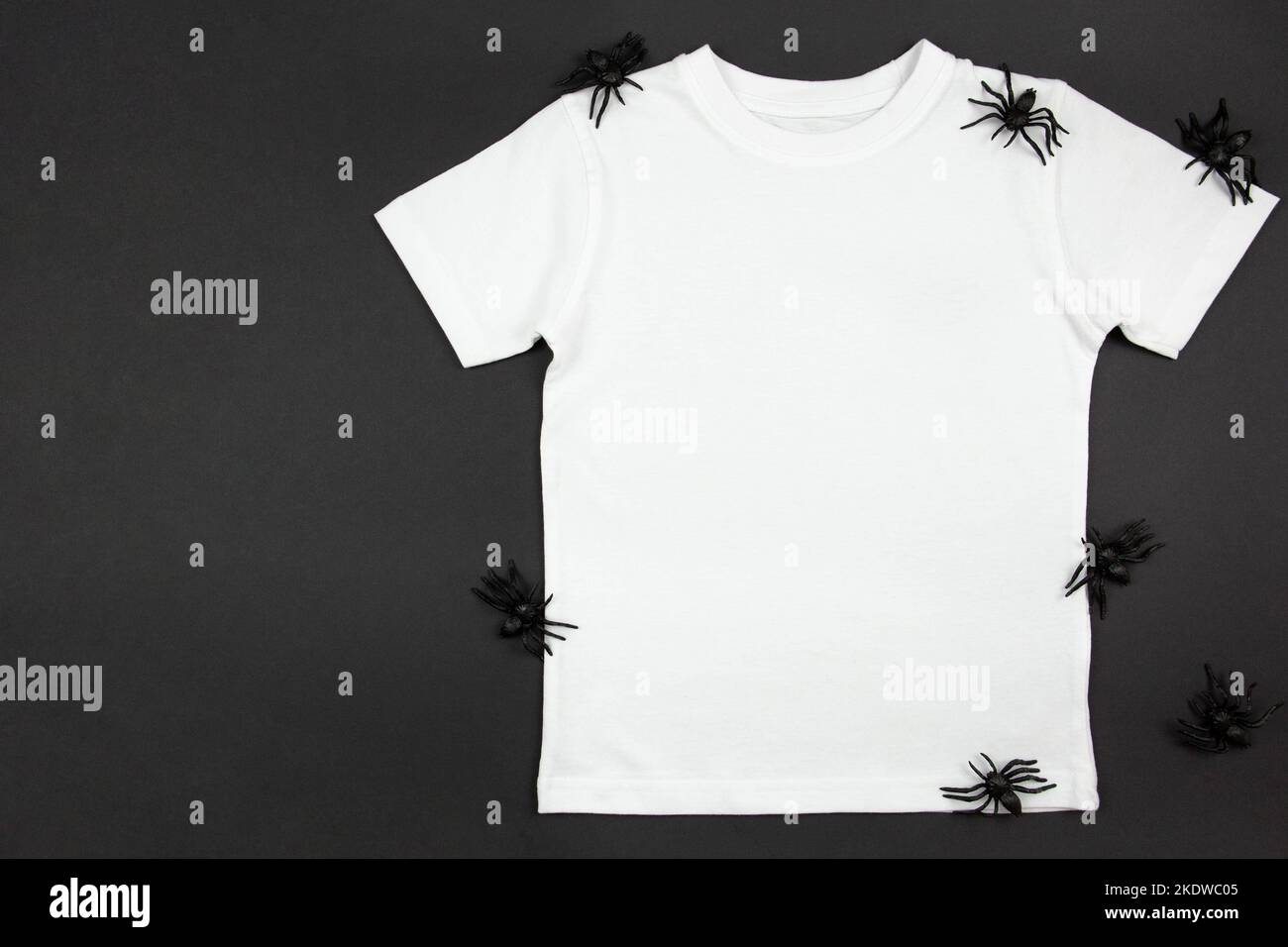 Mofa De Una Camiseta Negra Gris Blanca Sobre Una Niña Con Una Mano En La  Cintura Niños Ropa Para La Presentación De Diseño Patrón Imagen de archivo  - Imagen de ropa, menor