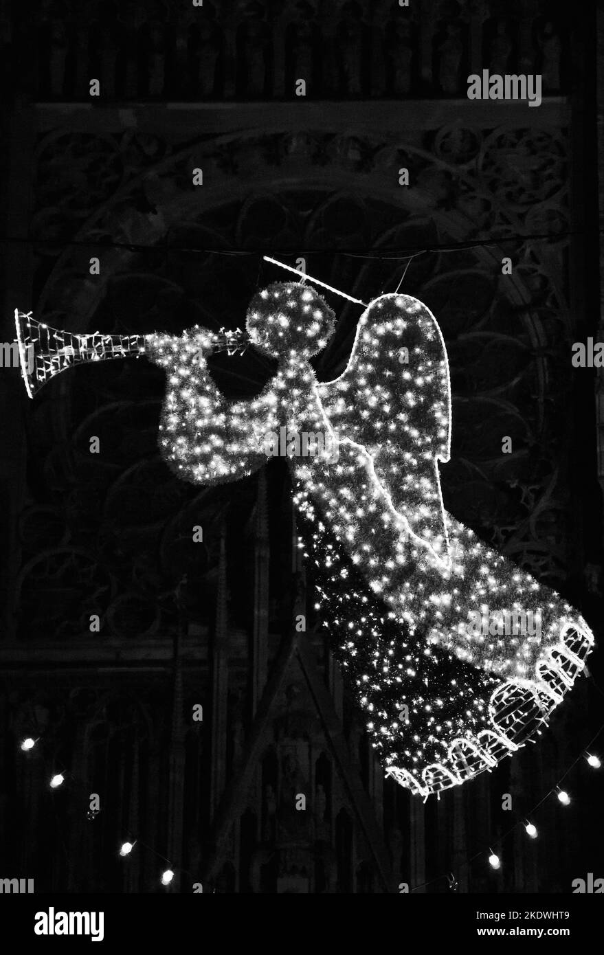 Iluminación de Navidad guirnaldas con ángel trompeta y catedral en el fondo. Estrasburgo, Francia. Foto histórica en blanco y negro. Foto de stock