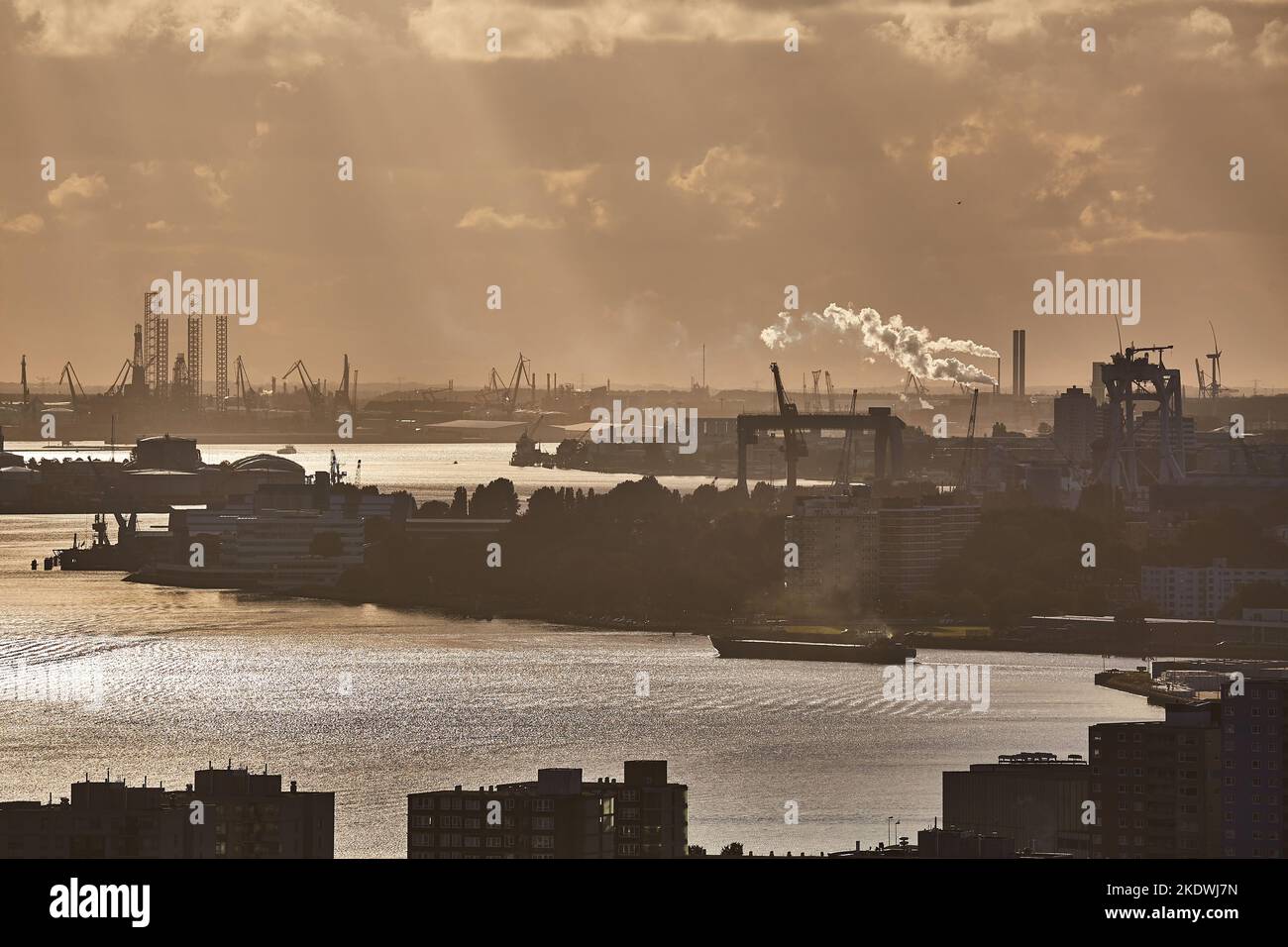 Anochecer panorma del puerto de Rotterdam desde el Euromast Foto de stock