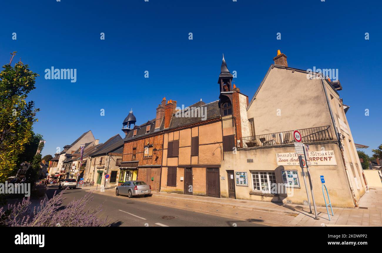 Tiendas y restaurantes a lo largo de la calle de Aubigny-sur-Nere, Francia Foto de stock