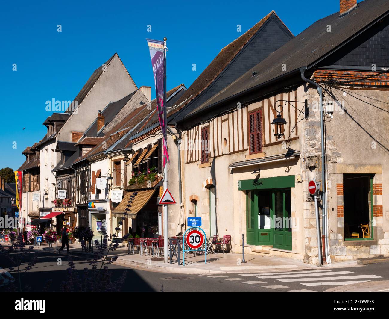 Tiendas y restaurantes a lo largo de la calle de Aubigny-sur-Nere, Francia Foto de stock