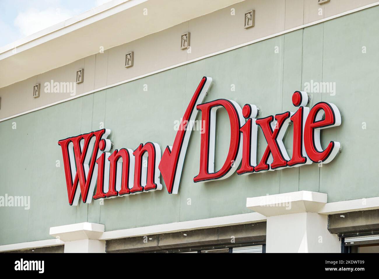 North Miami Beach Florida, tiendas de comestibles Winn-Dixie supermercado comida, mercado marca logotipo fuera de la entrada frontal exterior edificio Foto de stock