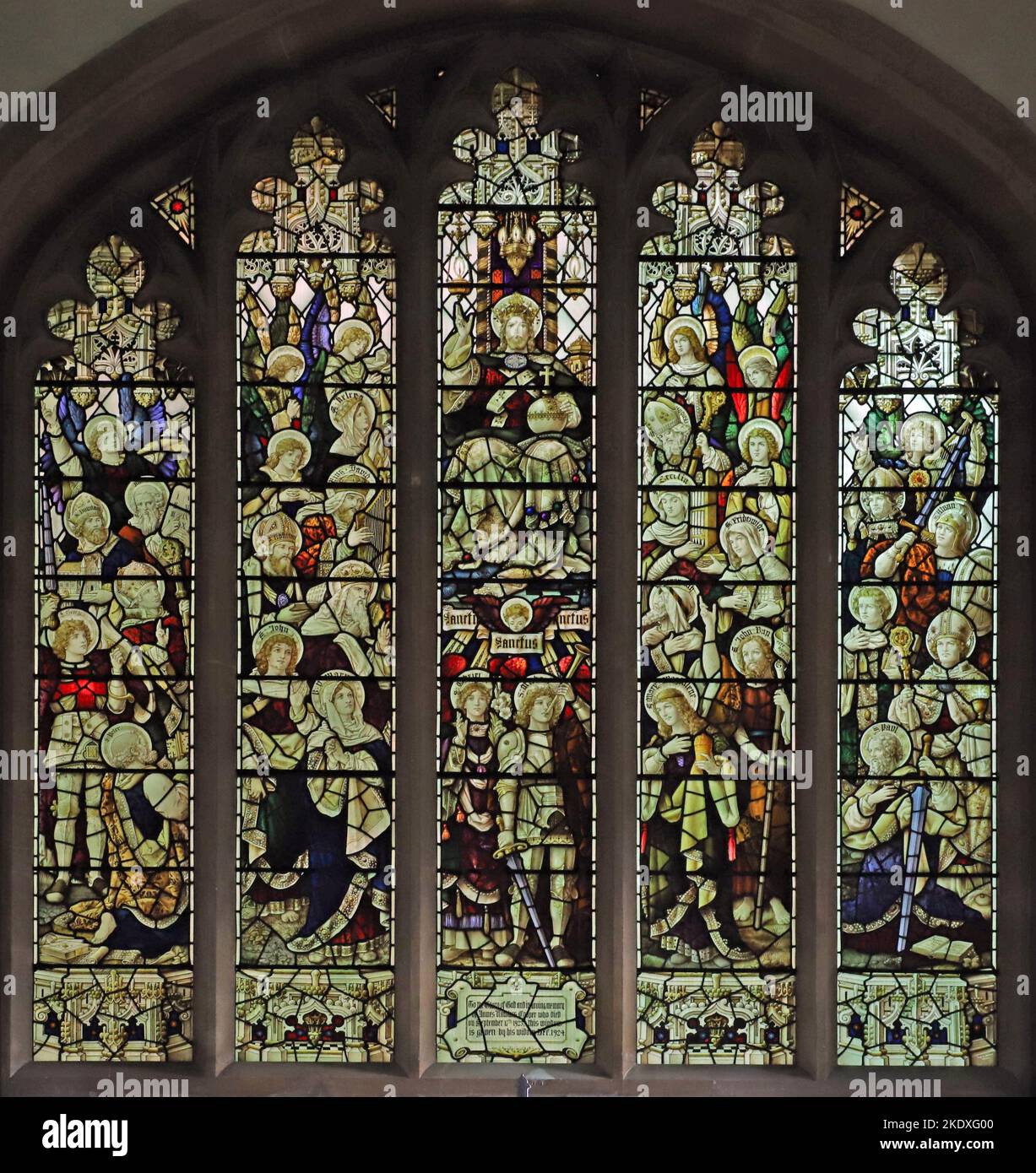 Vitral de Percy Bacon & Brothers representando a Cristo en Majestad Rodeado por una multitud de santos, la Iglesia de San Pedro, Caversham, Berkshire Foto de stock