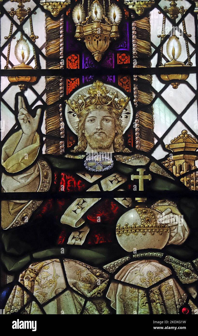 Vitral de Percy Bacon & Brothers representando a Cristo en Majestad, Iglesia de San Pedro, Caversham, Berkshire Foto de stock
