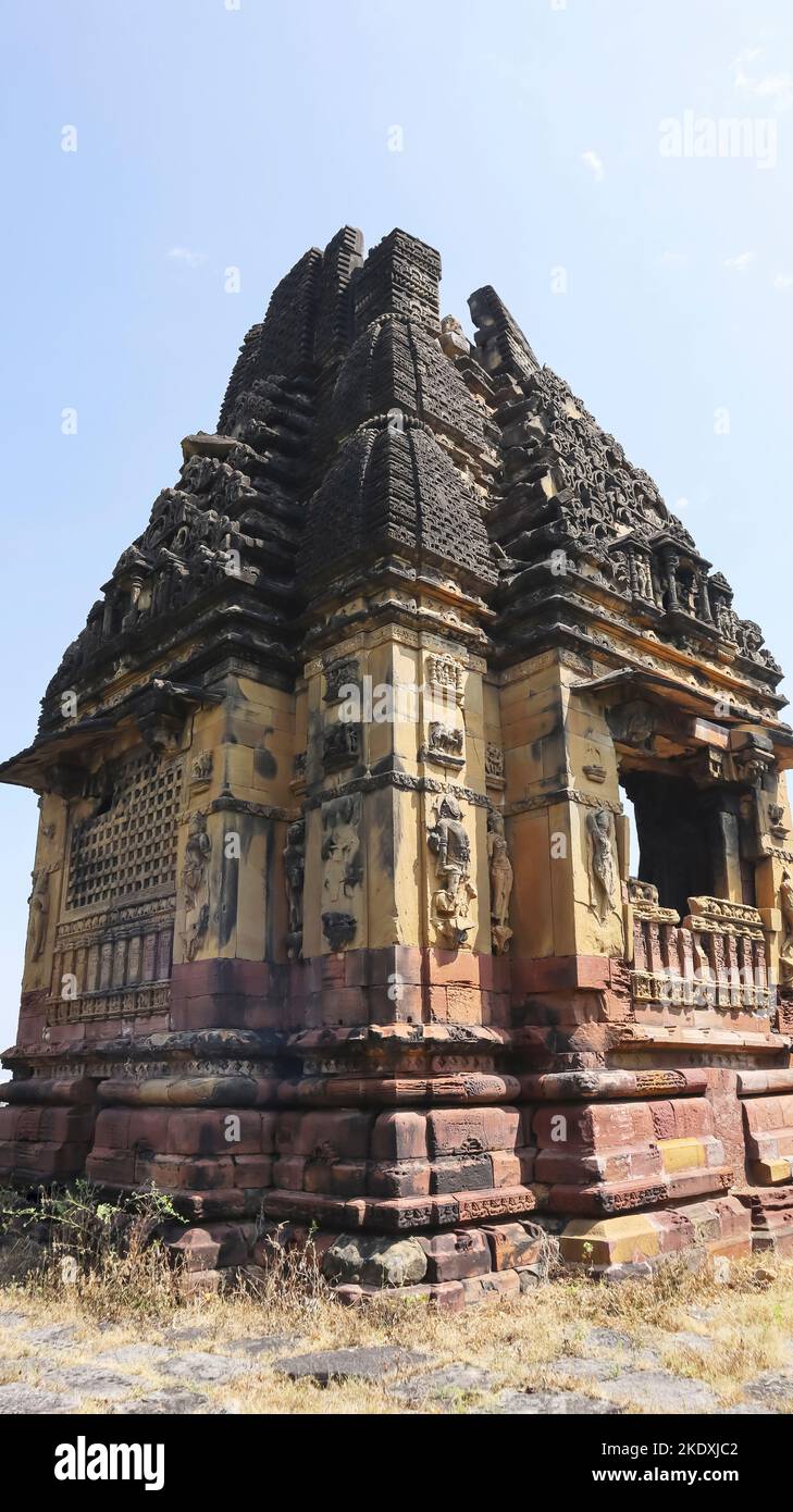 Vista del templo Shri Lakheshwar Shiva en ruinas, construido por la dinastía Chalukya y destruido en el terremoto de 2001, Kera, Bhuj, Gujarat, India. Foto de stock