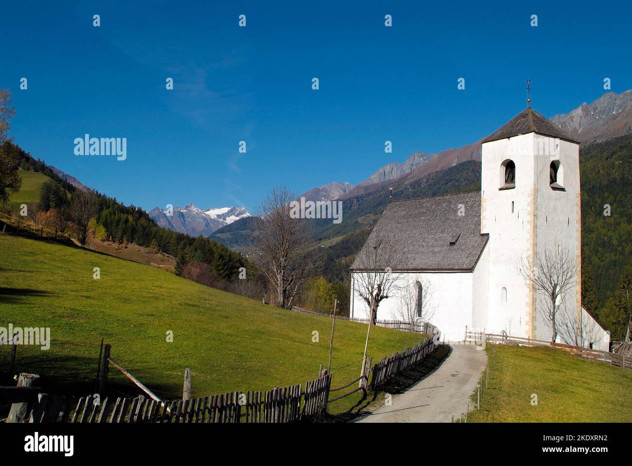 Austria, Matrei, Iglesia de San Nicolás construida en el siglo 12th en estilo románico Foto de stock