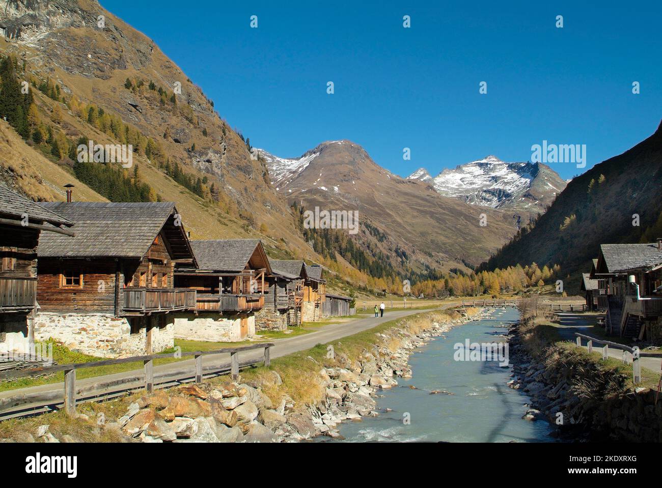 Austria, asentamiento Innergschloess en el valle de Gschloesstal en el Tirol oriental cerca de Matrei pueblo es uno de los valles más hermosos en el Hohe Tauern na Foto de stock