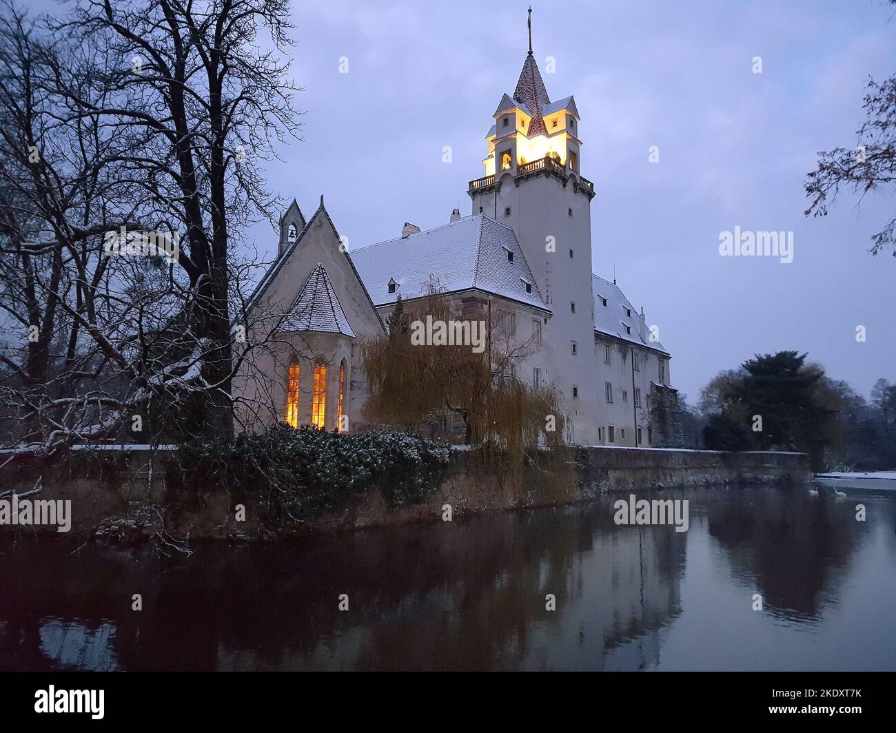 Austria, castillo iluminado Ebreichsdorf con reflexión en el estanque Foto de stock