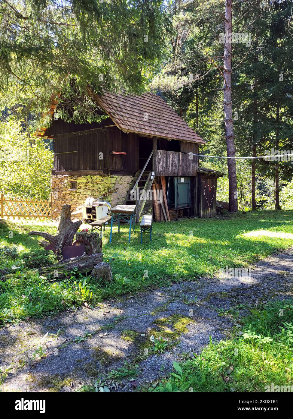 Austria, antigua cabaña de estilo tradicional en Estiria Foto de stock