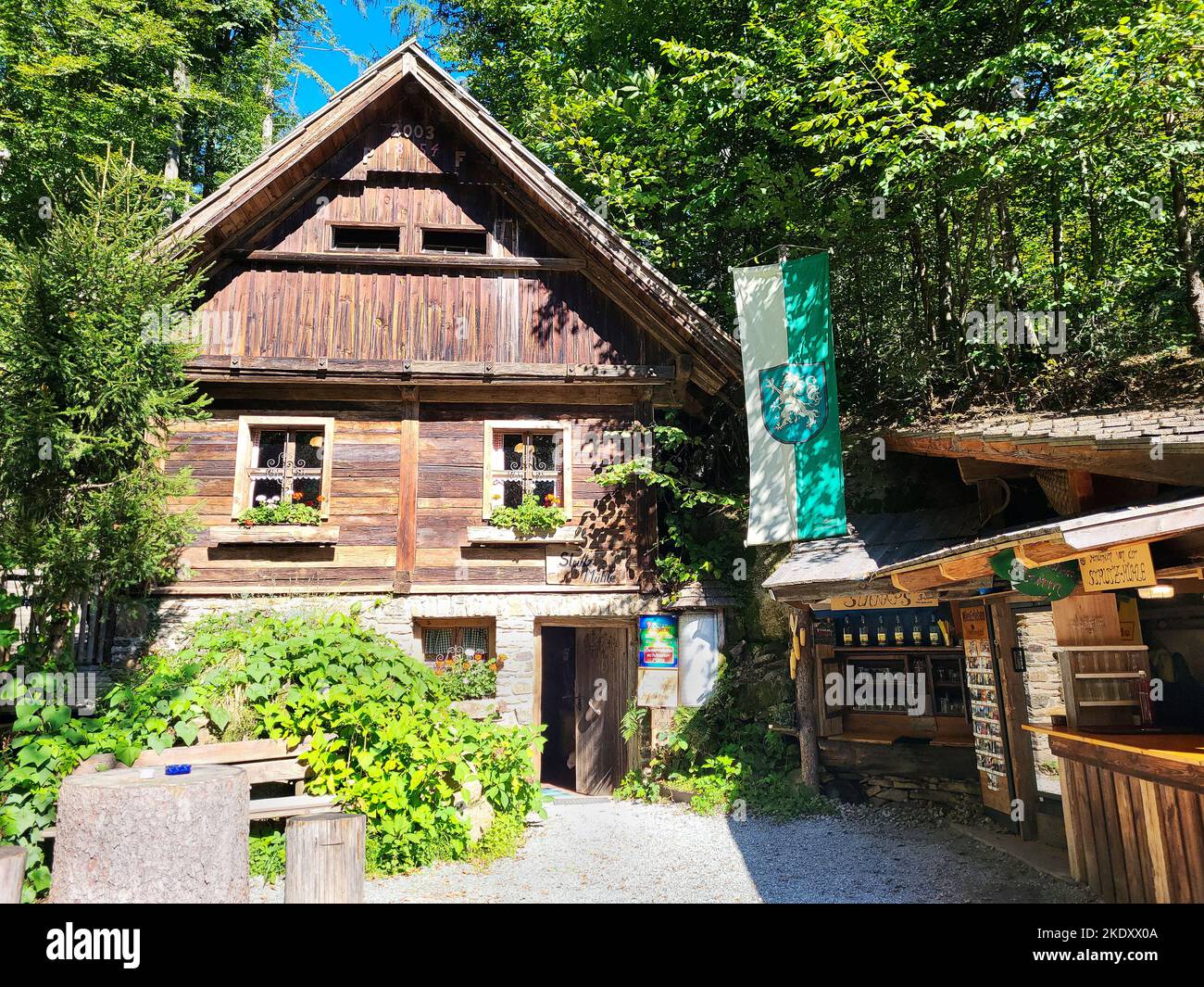 Wielfresen, Austria - 23 de septiembre de 2022: El llamado molino de Strutz, un antiguo molino de agua en Styria, también fue ganador en un concurso para el Most beau Foto de stock